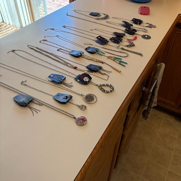 52 pieces! Paparazzi Jewlery Collection - Picture 5 of 16